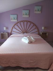 a bedroom with a large bed with purple walls at Bilocale La Tezia in Marciana Marina