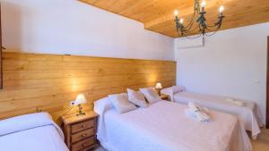 A bed or beds in a room at Casa La Yedra Algarrobo by Ruralidays
