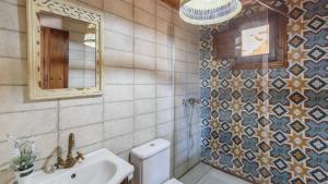 A bathroom at Casa La Yedra Algarrobo by Ruralidays