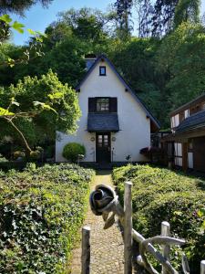 een wit huis met een hek ervoor bij Ferienhaus Moselgrün in Cochem