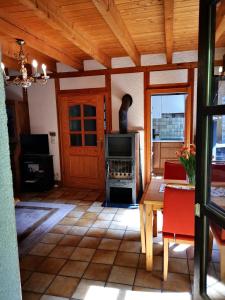uma sala de estar com uma mesa e um fogão em Ferienhaus Moselgrün em Cochem
