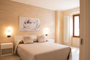 A bed or beds in a room at Flower Apartments