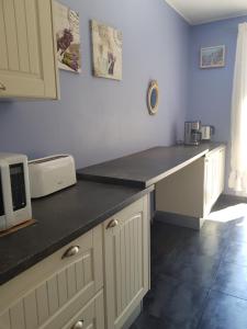 Kuchyňa alebo kuchynka v ubytovaní VILLA avec piscine WIFI parking (Villeneuve Loubet)