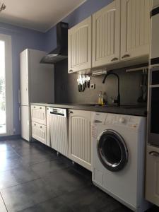 Kuchyňa alebo kuchynka v ubytovaní VILLA avec piscine WIFI parking (Villeneuve Loubet)