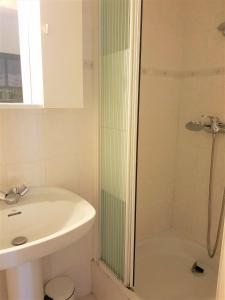 Kúpeľňa v ubytovaní VILLA avec piscine WIFI parking (Villeneuve Loubet)