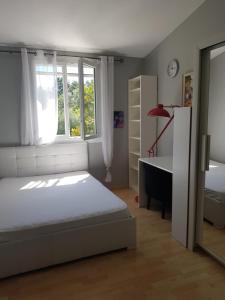 Posteľ alebo postele v izbe v ubytovaní VILLA avec piscine WIFI parking (Villeneuve Loubet)