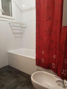 Kúpeľňa v ubytovaní VILLA avec piscine WIFI parking (Villeneuve Loubet)