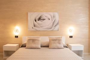 A bed or beds in a room at Flower Apartments