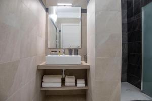 A bathroom at Flower Apartments