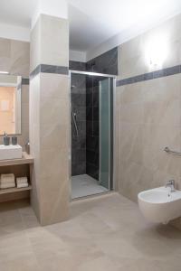 A bathroom at Flower Apartments