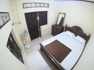 Tempat tidur dalam kamar di Joglo Sempu Homestay