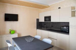 A kitchen or kitchenette at Flower Apartments