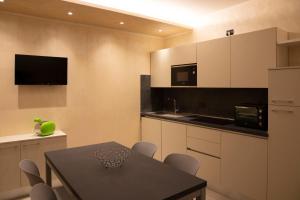 A kitchen or kitchenette at Flower Apartments