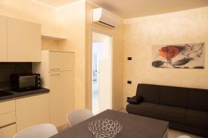 A kitchen or kitchenette at Flower Apartments