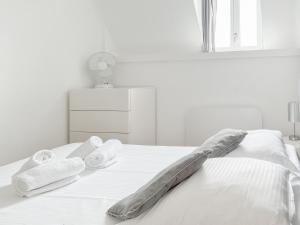 Una cama blanca con dos toallas encima. en Appart Hypercentre - Le Clemenceau, en Burdeos