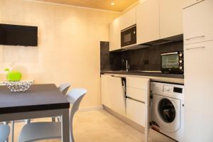 A kitchen or kitchenette at Flower Apartments