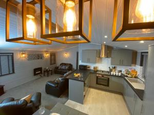 een keuken en een woonkamer met een bank bij L09 - The Snowdon Spa with Hot Tub in Bethesda