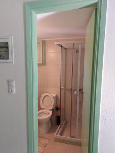 Phòng tắm tại Vιtamin Sea apartment 8, Απολαυστική διαμονή στον Αλμυροπόταμο!