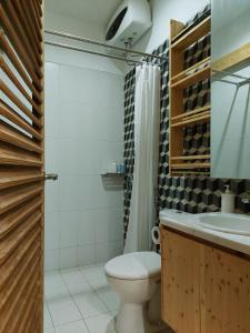 Koupelna v ubytování Komoreya Guesthouse