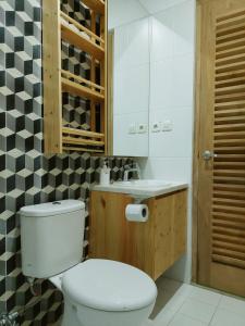Koupelna v ubytování Komoreya Guesthouse + 8 fotografií
