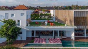 una vista aerea di una casa con giardino panoramico di Mandala Clubhouse a Canggu