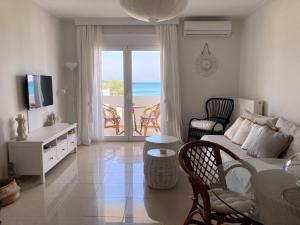 uma sala de estar com um sofá e vista para o oceano em Goldfish Seaside Luxury Houses em Kómi