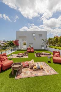 un soggiorno con mobili rossi sull'erba di Mandala Clubhouse a Canggu