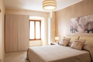 A bed or beds in a room at Flower Apartments
