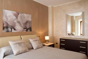 A bed or beds in a room at Flower Apartments