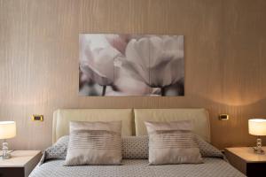 A bed or beds in a room at Flower Apartments