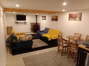 ein Wohnzimmer mit einem Sofa und einem Tisch in der Unterkunft Country Side in Salins