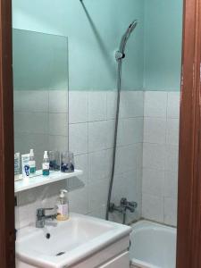 e bagno con doccia, lavandino e vasca. di T3 beautiful apartment for rent a Martil