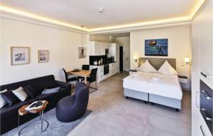 ein Wohnzimmer mit einer Couch und einem Bett in der Unterkunft Baltic in Binz