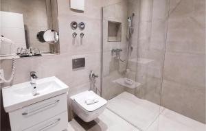 ein Badezimmer mit Dusche, Toilette und Waschbecken in der Unterkunft Baltic in Binz