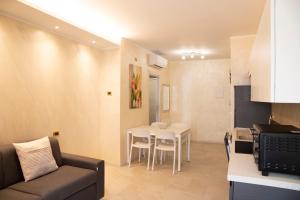 A kitchen or kitchenette at Flower Apartments