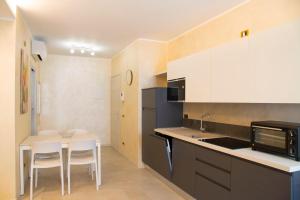 A kitchen or kitchenette at Flower Apartments