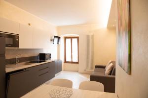 A television and/or entertainment centre at Flower Apartments