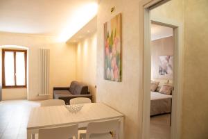 A bed or beds in a room at Flower Apartments