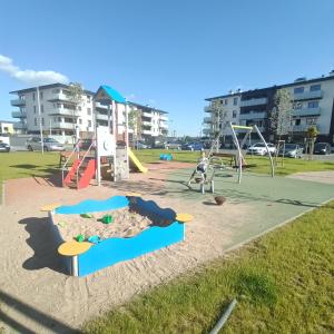 un niño jugando en un parque en Apartament PERŁA POŁUDNIA en Suwałki