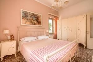 Un dormitorio con una cama y un cuadro en la pared. en Harmony House, en Kissamos
