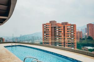 una piscina en la azotea de un edificio en Poblado, Great Location, Luxury building, en Medellín