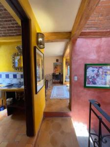 een hal van een huis met een kamer met bij CENTRO 2 Bedroom, View Terrace in San Miguel de Allende
