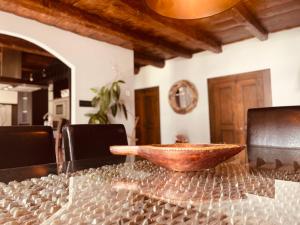 Casa Valle Duplex de montaña في بانتيكوسا: وعاء خشبي على رأس طاولة
