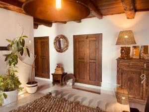 pokój z drewnianymi drzwiami i doniczką w obiekcie Casa Valle Duplex de montaña w mieście Panticosa