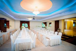 una sala per banchetti con tavoli bianchi e sedie bianche di Olimpia Resort & SPA a Szczyrk Altre 85 foto