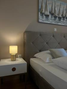 Łóżko lub łóżka w pokoju w obiekcie Apartman Yacht