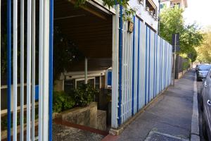 un edificio azul y blanco al lado de una calle en Hotel Lido en Milán