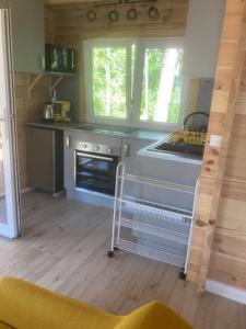 kuchnia z kuchenką i umywalką w pokoju w obiekcie Les Pins w mieście Excénevex