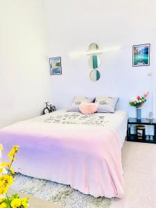 - une chambre avec un lit et une couverture rose dans l'établissement LYON Full Entier Appartement, à Lyon