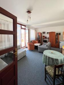 Posteľ alebo postele v izbe v ubytovaní 2- izbový APARTMÁN KAJKA v PENZION TRSTENÁ
